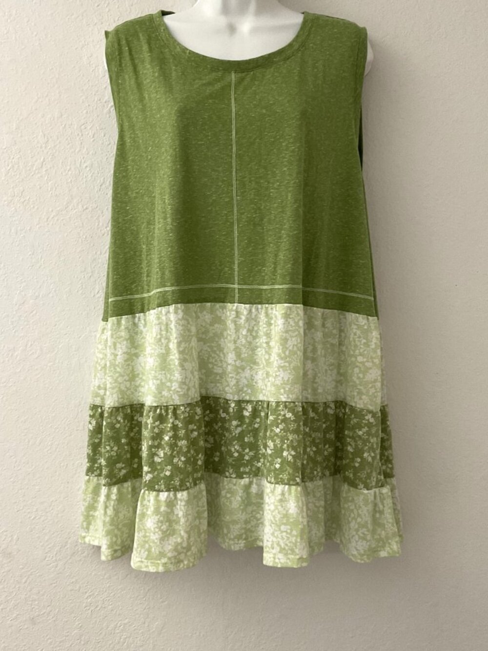 NEW CATO GREEN TIERED FLORAL SLEEVELESS TUNIC TOP PLUS 22-24W - Picture 5 of 10